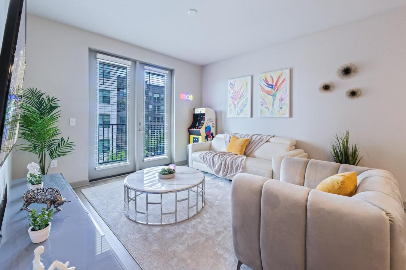 Apartament Tropicana Field 2 Bed In Dwtwn With Free Parking Sankt Petersburg Zewnętrze zdjęcie