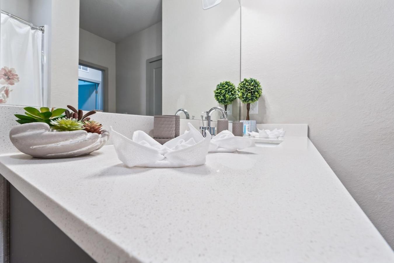 Apartament Tropicana Field 2 Bed In Dwtwn With Free Parking Sankt Petersburg Zewnętrze zdjęcie