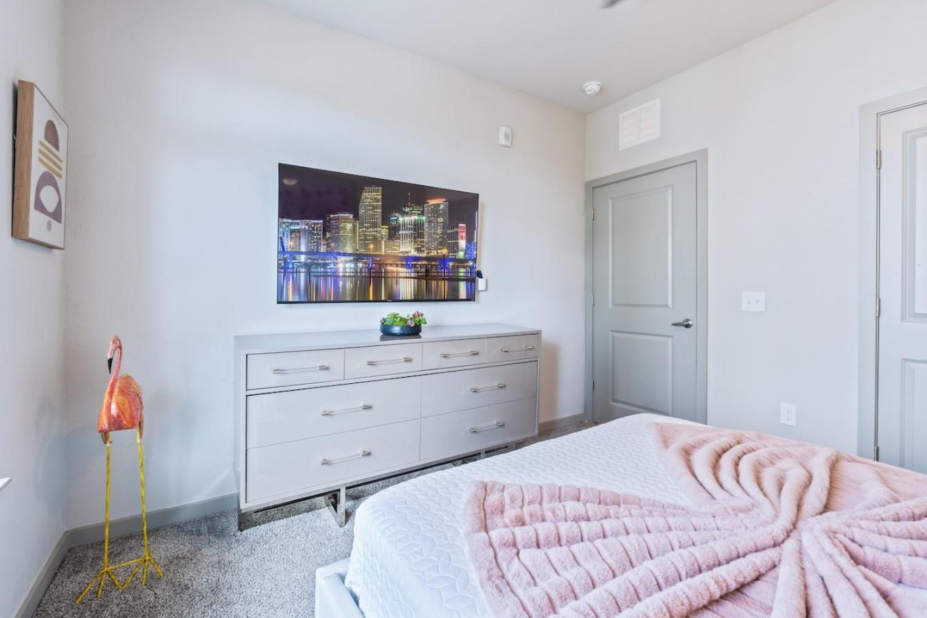 Apartament Tropicana Field 2 Bed In Dwtwn With Free Parking Sankt Petersburg Zewnętrze zdjęcie